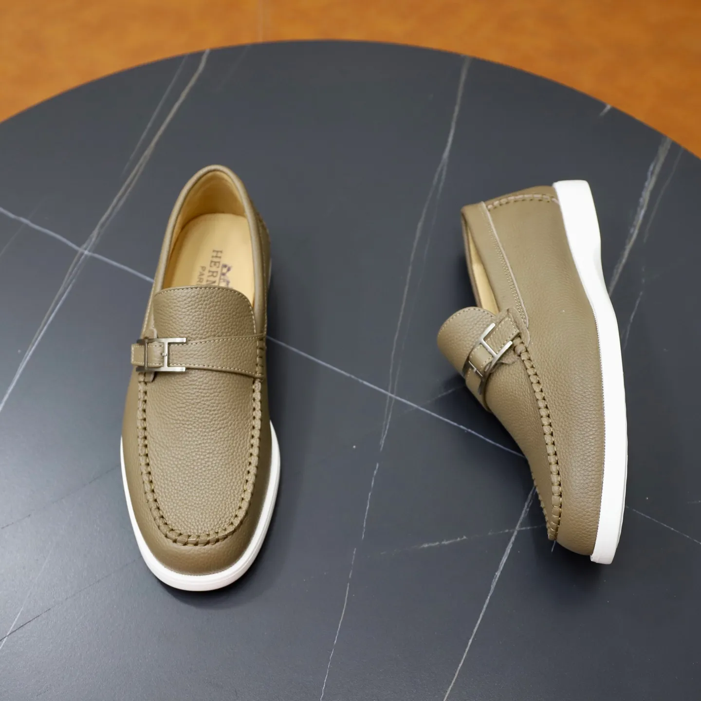 Ex-factory price: 560💰Hermès/Hermès slip-on men's shoes. This shoe is made of imported pebbled cowhide. It has simple and smooth lines and is combined with aerodynamically designed 3CM rubber foam ultra-light soles! Youthful and fashionable, classic H-shaped hardware buckle decoration, calf lining gently wraps the feet, with logo cowhide feet, casual and urban style, highlighting youthful vitality, sports and leisure version, super versatile, code number: 38-39-40-41-42-43-44 standard leather shoe size (45 can be customized but does not support returns)